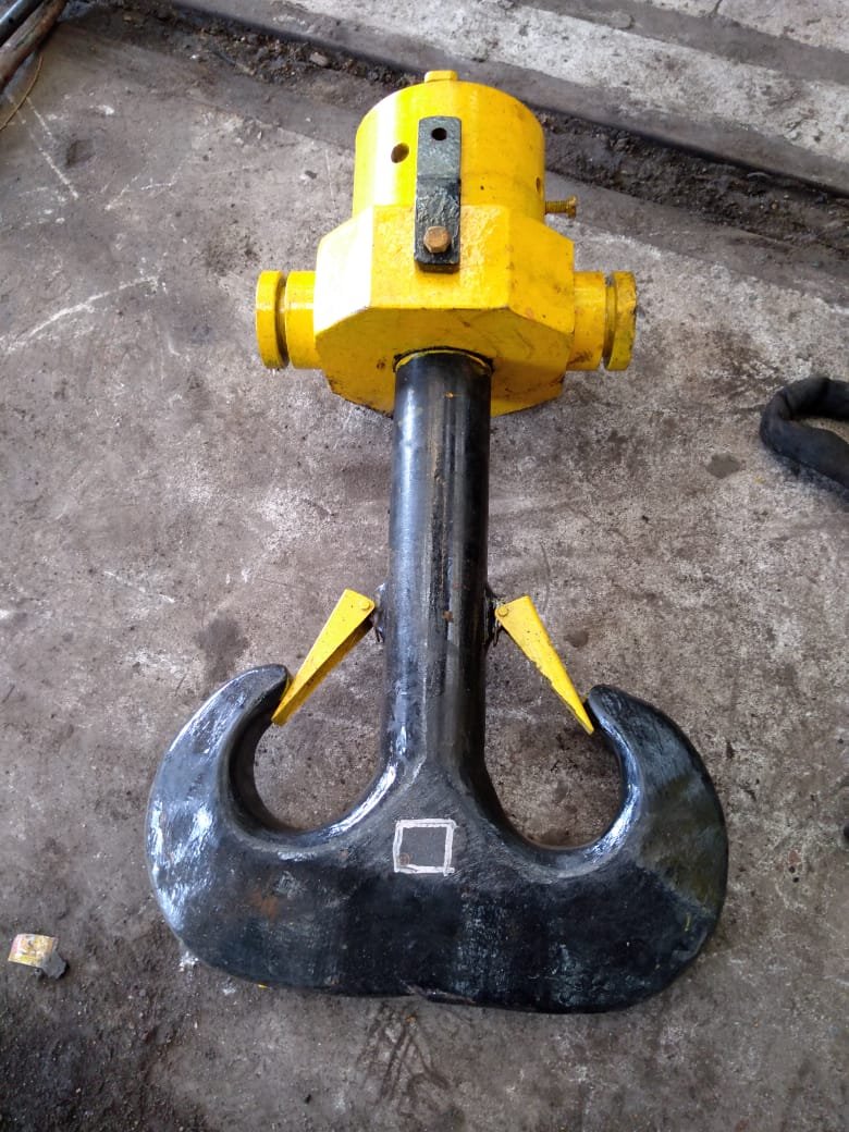 Ramshorn double hook with yellow crosshead and twin safety latches